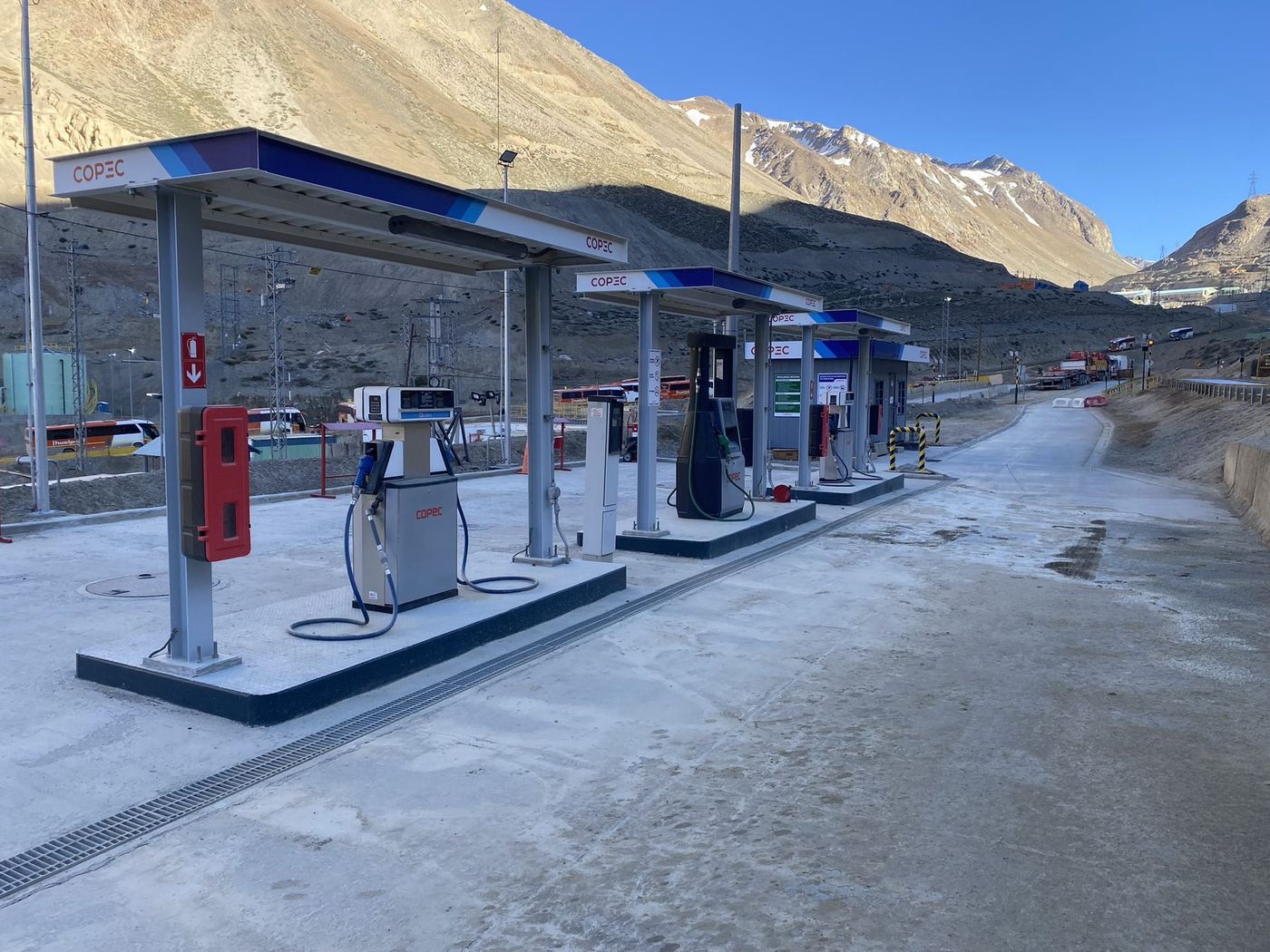 Estación de servicio de combustible en zona de montaña