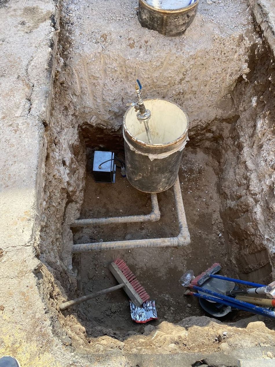 Trabajos de extracción de estanque en obra