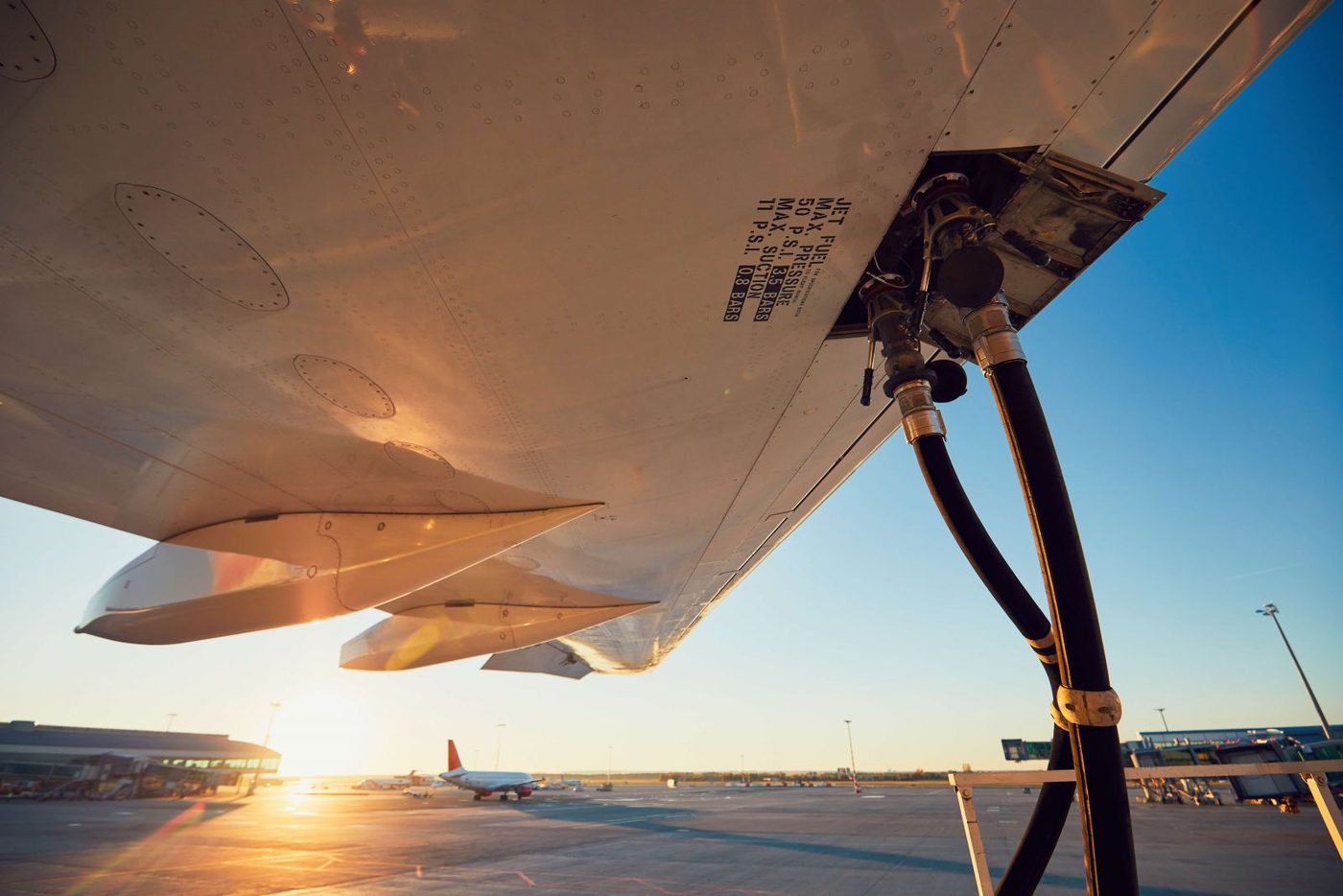 Abastecimiento de combustible de aviación bajo el ala de una aeronave